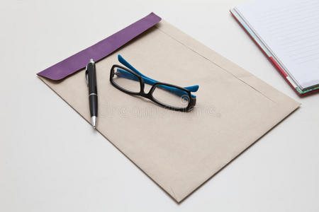 信封笔和眼镜正常工作中的物体