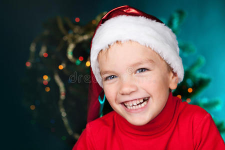 戴圣诞帽的快乐小男孩