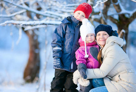 冬季家庭户外活动图片
