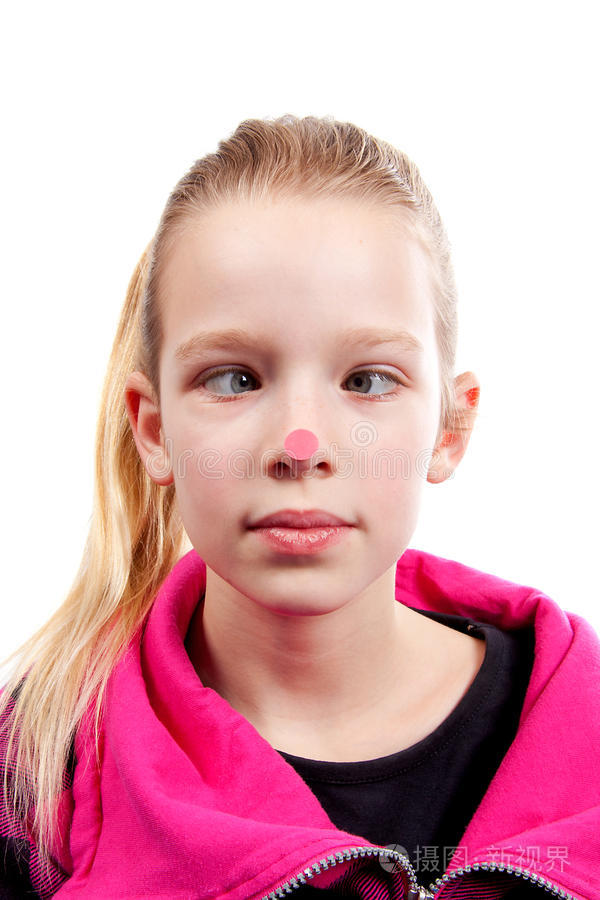 交叉眼睛的女孩鼻子上有红点