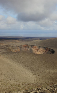 蒂曼法亚国家公园的火山口，