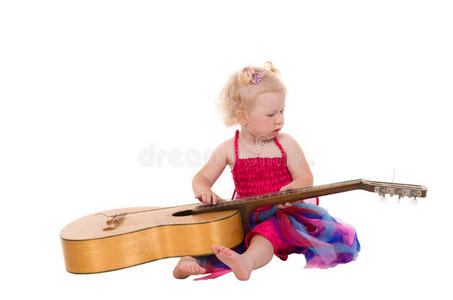 穿着粉红色连衣裙弹吉他的小女孩
