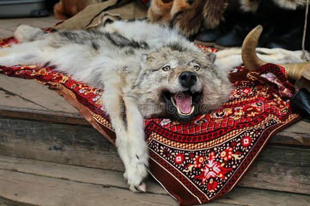 狼皮俄罗斯市场的狼皮地毯照片