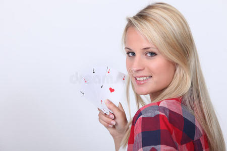 打牌的少女