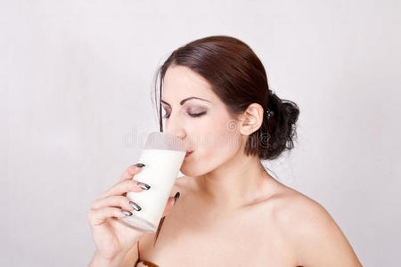 美女喝牛奶