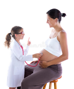 孕妇和女婴听诊器医生