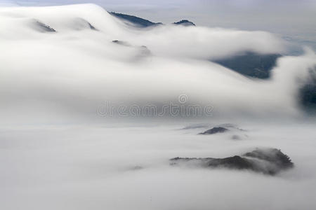 雾云山峡谷景观图片