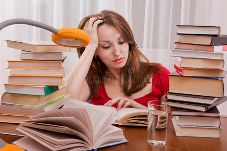 疲倦的学生有很多书要读。
