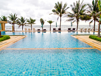 海滩附近的游泳池照片