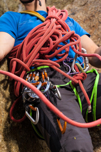 手持红色登山绳的登山者