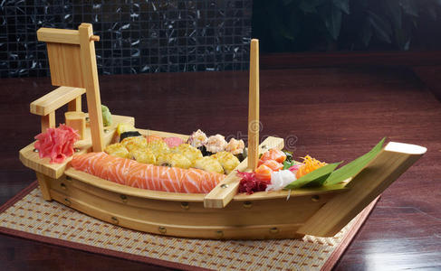 船上的日本什锦寿司