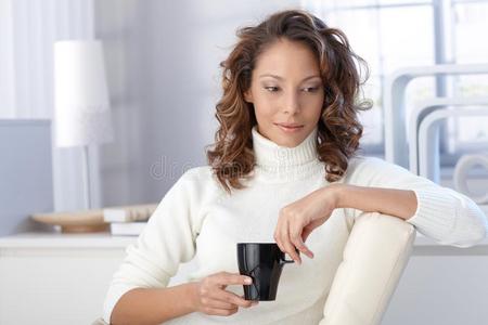 少数民族妇女在家喝咖啡图片