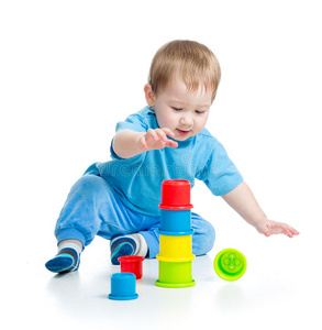婴儿在地板上玩五颜六色的玩具