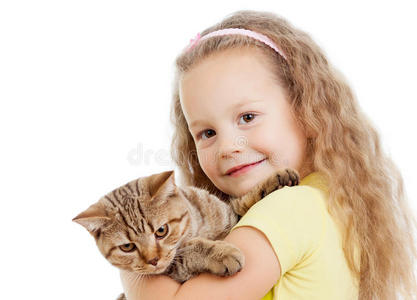 快乐的小女孩抱着白色的猫