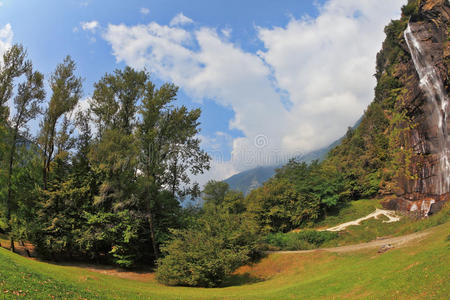 徒步走山路。鱼眼镜头