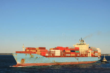 海上蓝色集装箱货船图片