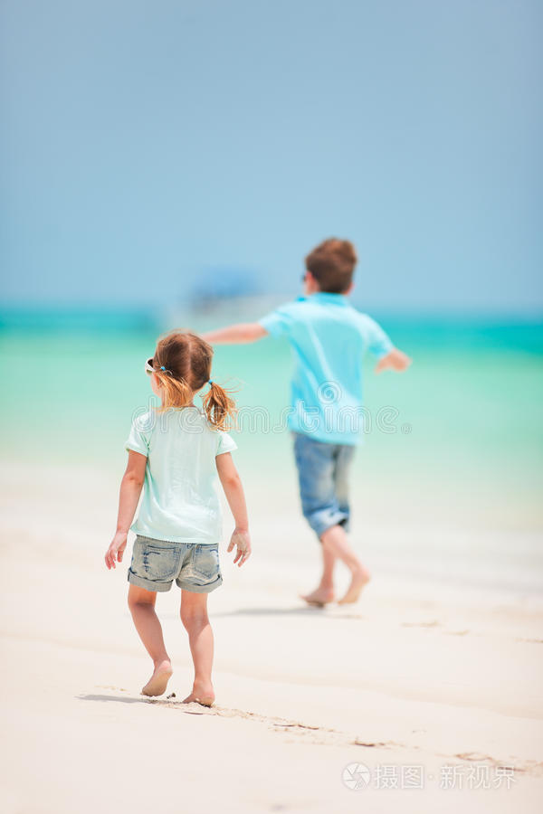 孩子们在海滩上奔跑