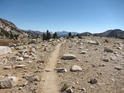 崎岖的山路图片