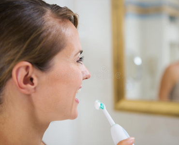 快乐女人用牙刷刷牙图片