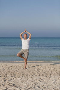 沙滩运动景观中的人工瑜伽