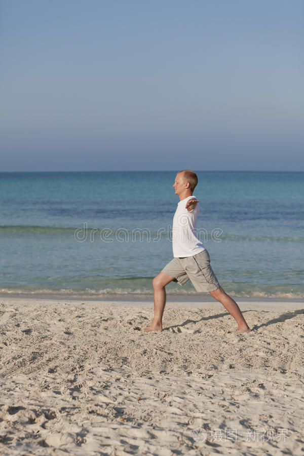 沙滩运动景观中的人工瑜伽
