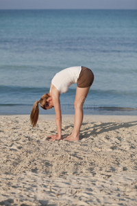 海滩上做瑜伽的女人运动肖像