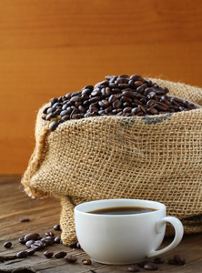 亚麻袋咖啡豆和一杯浓缩咖啡