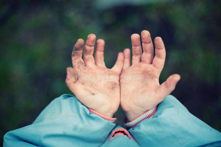 小孩玩耍手脏图片