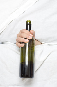 拿着酒瓶的手图片