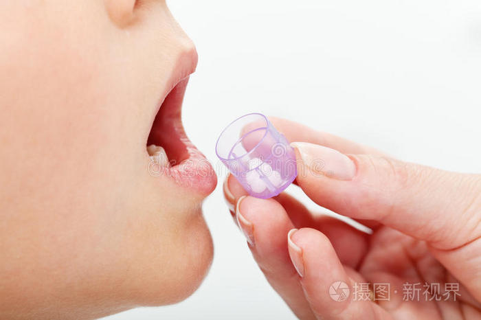 接受顺势疗法药物颗粒的儿童