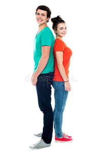 可爱的年轻夫妇背靠背摆姿势