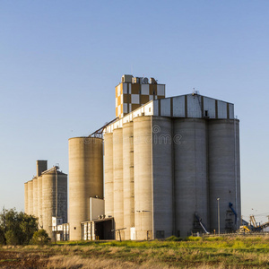 机械平衡粮仓粮仓,等距线建筑信息图在白色背景上.