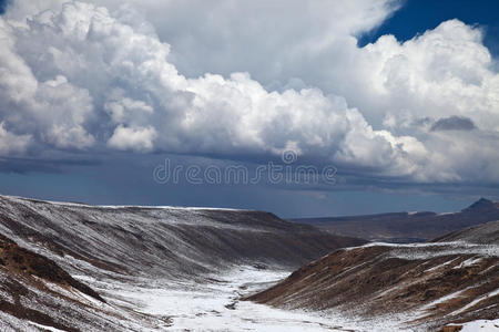 去科尔卡峡谷途中的雪景图片