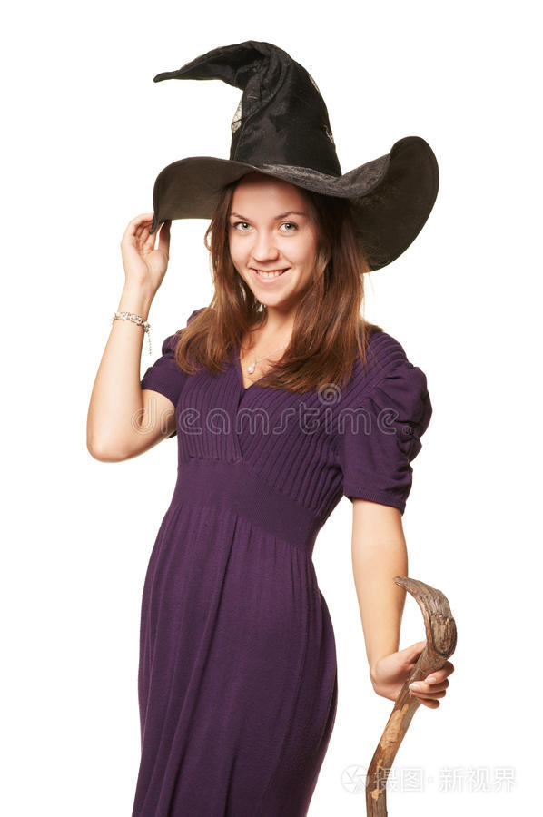 老人衣服的漂亮年轻女子美丽的女孩庆祝圣诞节美丽的巫婆拿着扫帚微笑