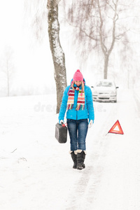 女人提着汽油能雪地车出故障图片