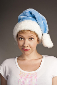 戴圣诞帽的圣诞女人。摄影棚