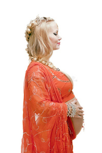 一位身着橙色印度裙的孕妇