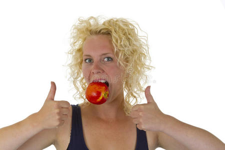 美女咬着一个红色多汁的苹果