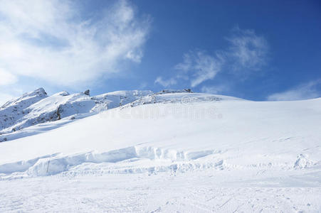 冬天下雪的山