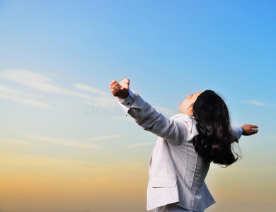 一个穿着西装双手举着的女人图片