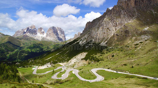 白云石景观与山路。