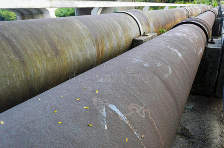 生锈的钢管照片