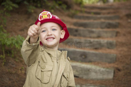 戴消防帽的可爱男孩
