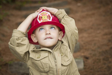 戴消防帽的小男孩在外面玩耍