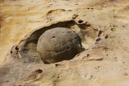 检查章古老的火山弹.照片