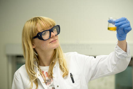 年轻女子在实验室工作