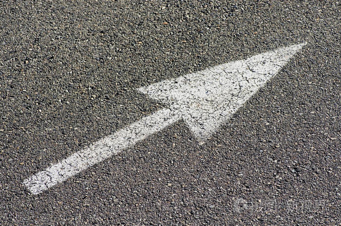 外观正确标记环形交叉口信号道路标线单向路标向上箭头红绿灯和信号杆