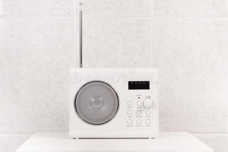 白色现代浴室收音机