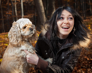 女孩和美国可卡猎犬