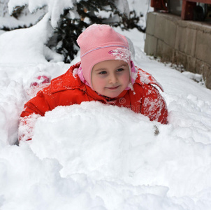 雪地里的小女孩